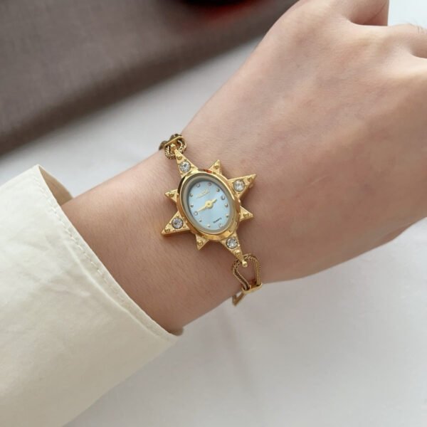 Octagonal Star Retro Art Watch – Elegant Metal Band Design